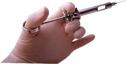 injekció fogorvosi kézben